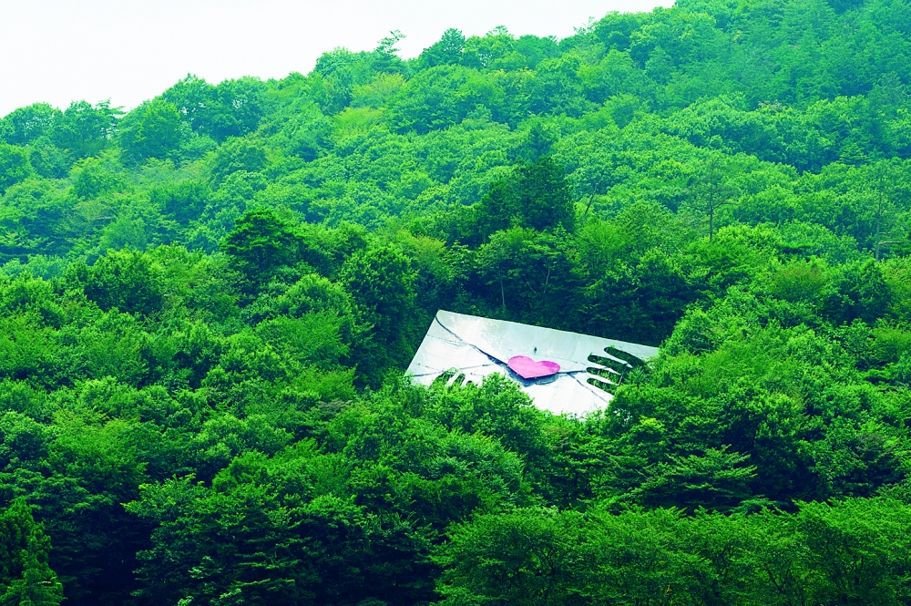 きっと一度は見たことあるかも？中央道から見える不思議ビュー「緑のラブレター...